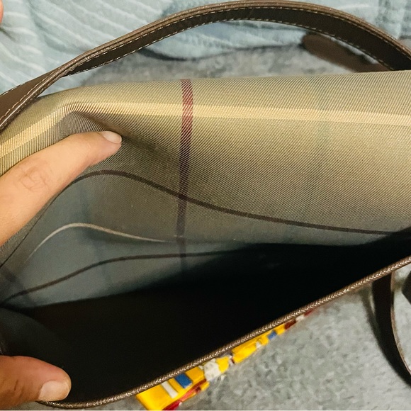 Burberrys sling bag  100% unthentic No bad smell No scratch No hardware stain - Picture 9 of 11